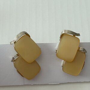 Vintage 1970 LISNER Ivory and Gold Tone Clip On Earrings